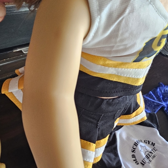 American Girl Blonde With Blue Eyes With Extras - Picture 4 of 6